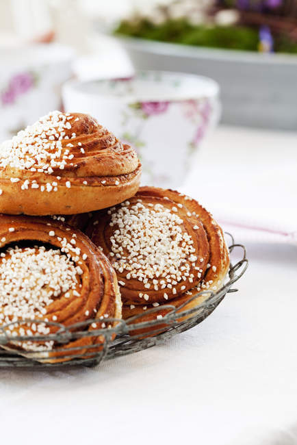 Sweet buns with sesame seeds in wire bowl — Stock Photo