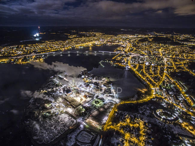 Vue aérienne de la ville illuminée la nuit — Photo de stock