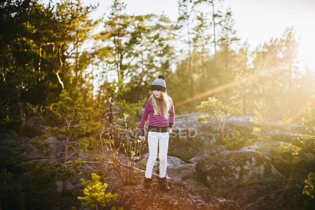 Retrato de menina em pé na floresta no dia ensolarado — Fotografia de Stock