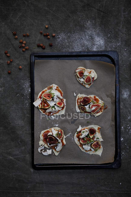 Vue de dessus des pizzas sucrées préparées avec des figues — Photo de stock