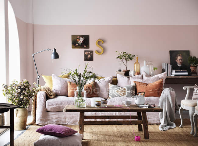 Vista dell'interno del soggiorno con piante e decorazioni — Foto stock