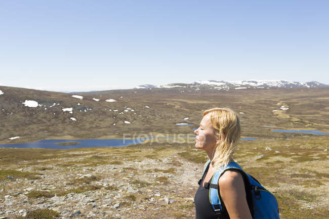Seitenansicht einer Frau auf einem Bergplateau — Stockfoto