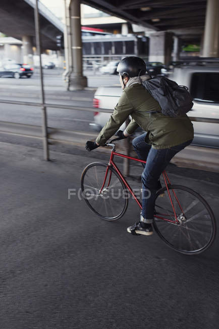Uomo ciclismo in città, attenzione selettiva — Foto stock