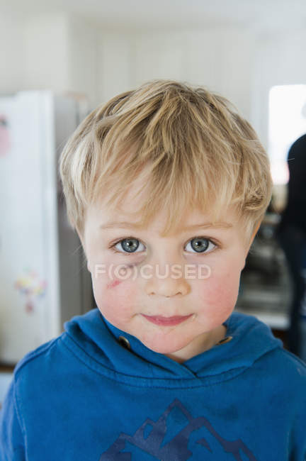 Retrato de un niño rubio mirando a la cámara - foto de stock