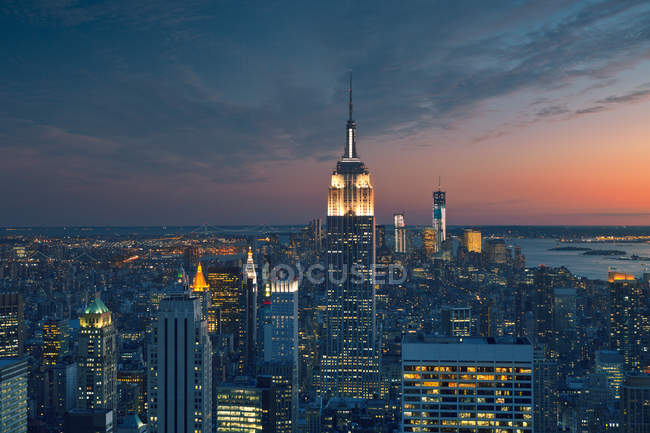 Manhattan, Empire State Building al anochecer - foto de stock