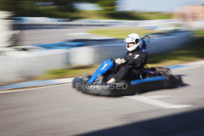 Homme au volant voiture de course, mouvement flou — Photo de stock