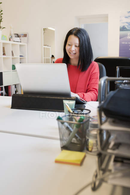 Mulher de meia-idade adulta trabalhando no laptop — Fotografia de Stock