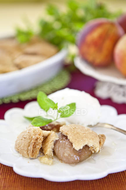 Portion Pfirsichkuchen auf dem Tisch — Stockfoto