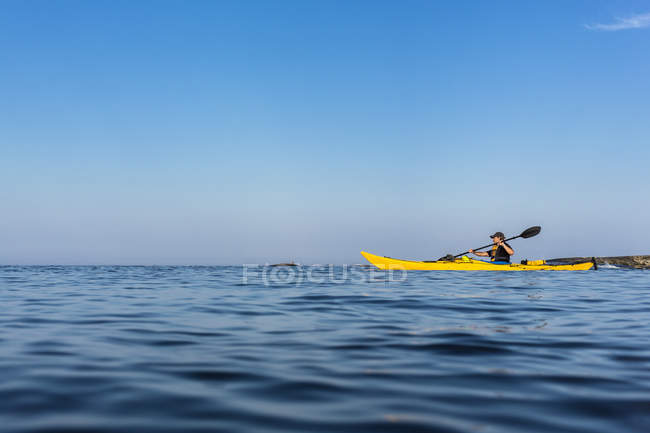 Teenage boy kayak, focus differenziale — Foto stock