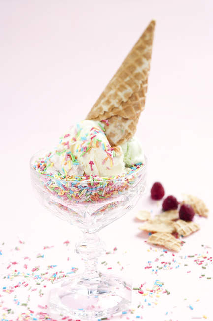 Estudio de toma de helado en vidrio con aspersiones - foto de stock