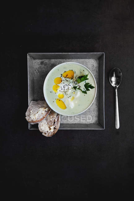 Вид сверху на сливочный суп с ломтиками хлеба — стоковое фото