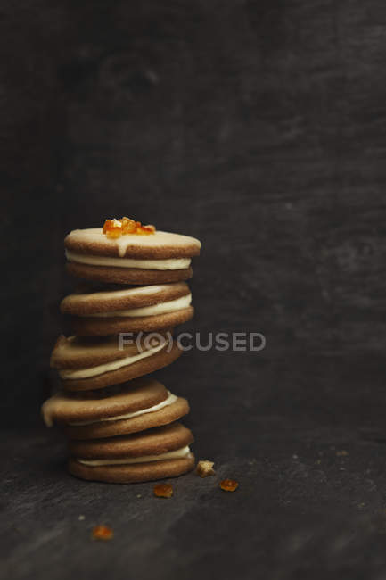 Pila di biscotti fatti in casa con glassa di zucchero — Foto stock