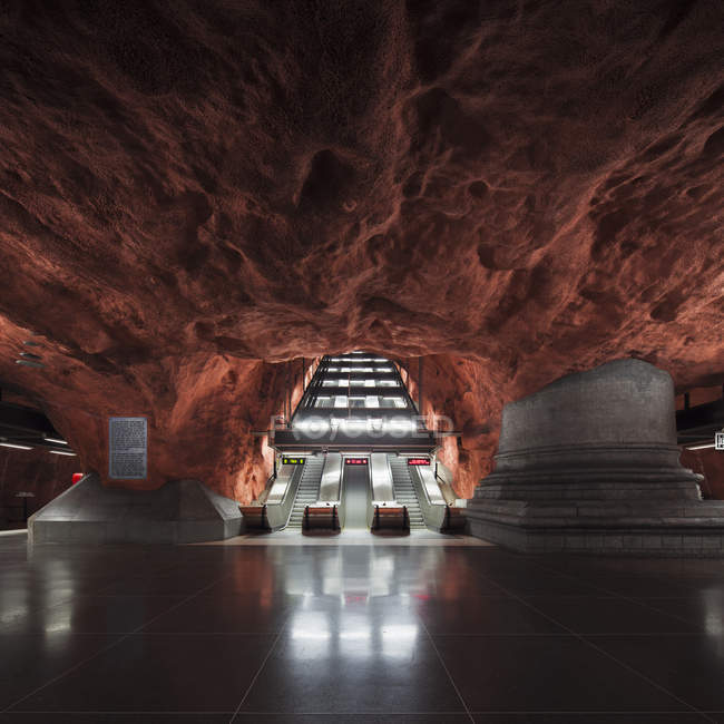 Vista de las escaleras mecánicas de la estación de metro Radhuset, Estocolmo - foto de stock