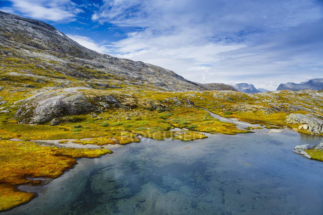 Bergpool und wolkenverhangener Himmel bei mehr og romsdal, Norwegen — Stockfoto