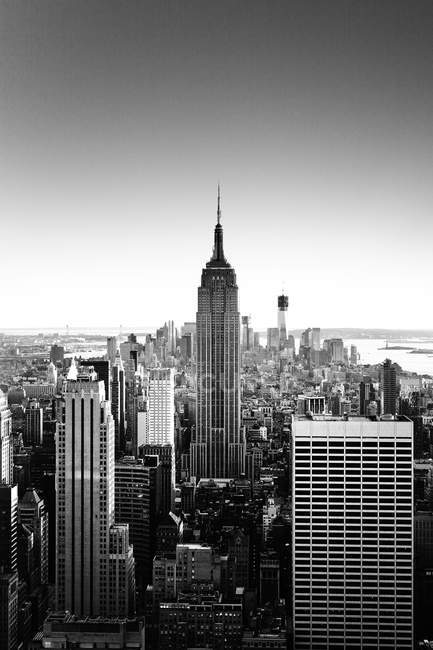 Vista dell'Empire State Building al tramonto, in bianco e nero — Foto stock