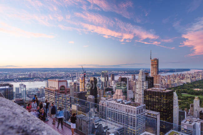 Rascacielos de Nueva York bajo el cielo del atardecer - foto de stock