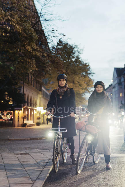 Uomo e donna in bicicletta sulla strada della città, focus selettivo — Foto stock