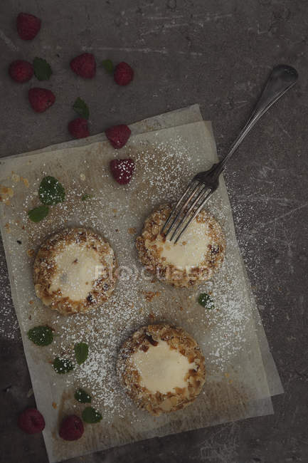 Vista superior de los pasteles de frambuesa y crema al horno con tenedor - foto de stock