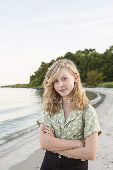 Retrato de adolescente de pie en la playa - foto de stock
