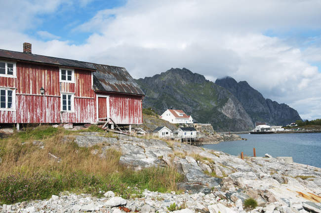 Verwittertes falu rotes Haus auf Klippe am Meer — Stockfoto