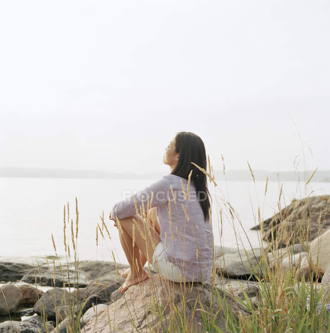 Mitte erwachsene Frau entspannt sich am Strand — Stockfoto
