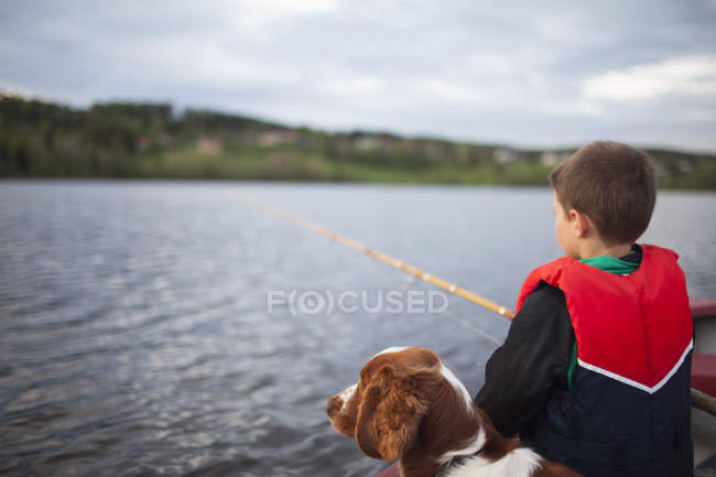 Menino pesca com cão, foco seletivo — Fotografia de Stock
