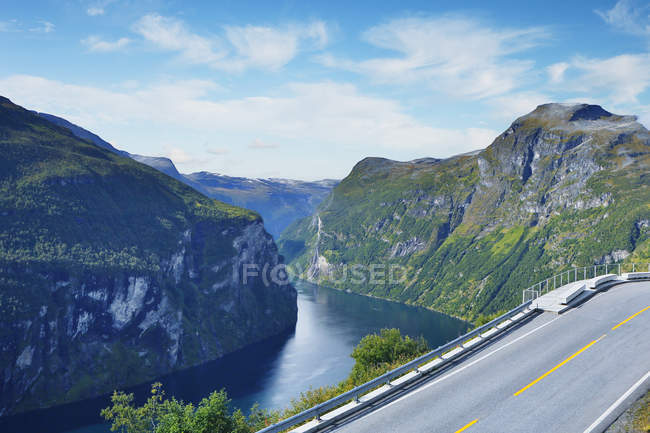 Vista panoramica del fiume e delle montagne dalla strada — Foto stock