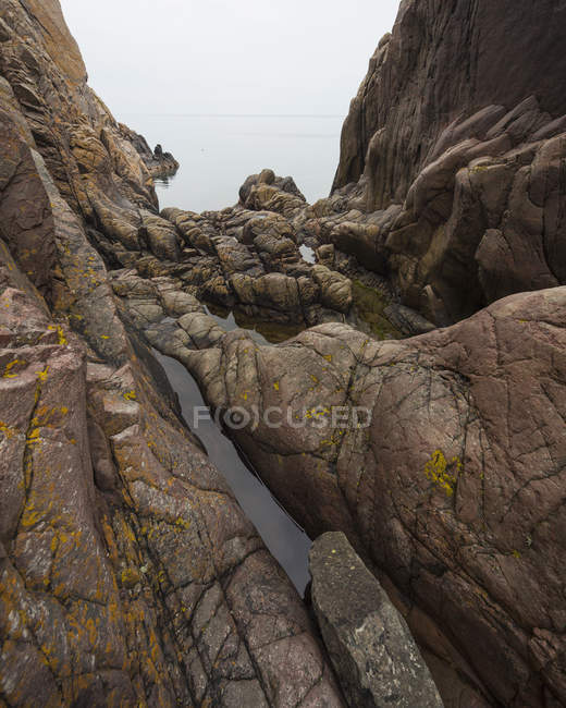 Еродовані прибережні скелі та морська вода — стокове фото