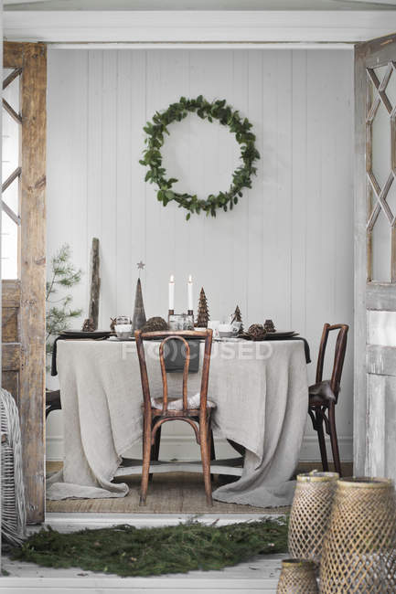 Украшенная гостиная во время Рождества, интерьер дома — стоковое фото