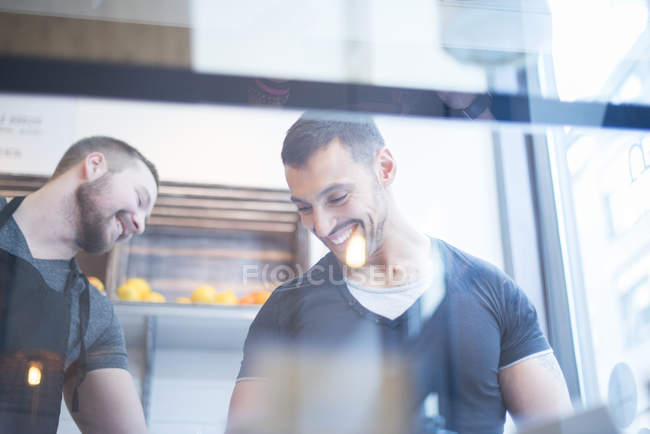 Due uomini che lavorano nel caffè, attenzione selettiva — Foto stock