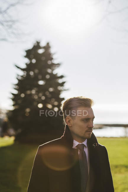 Porträt eines Geschäftsmannes im Park, Fokus auf den Vordergrund — Stockfoto