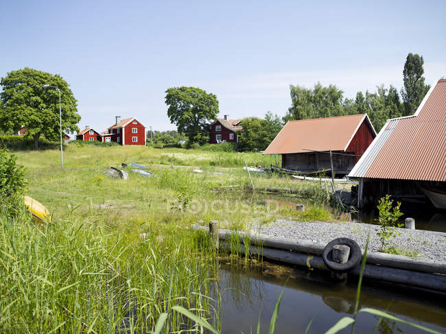 Blick auf das Dorf im alten Stil mit falu roten Hütten — Stockfoto