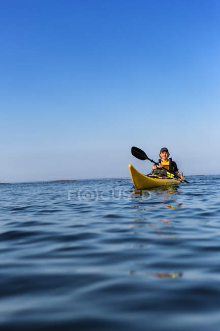 Adolescente niño kayak, enfoque diferencial - foto de stock
