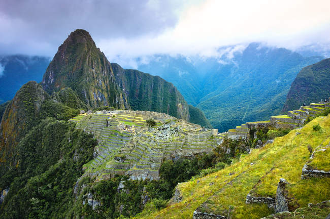 Vista elevada das ruínas no cume da montanha em Machu Picchu, Peru — Fotografia de Stock