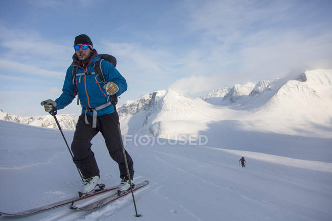 Uomo sciare in montagna, regno di Svezia — Foto stock