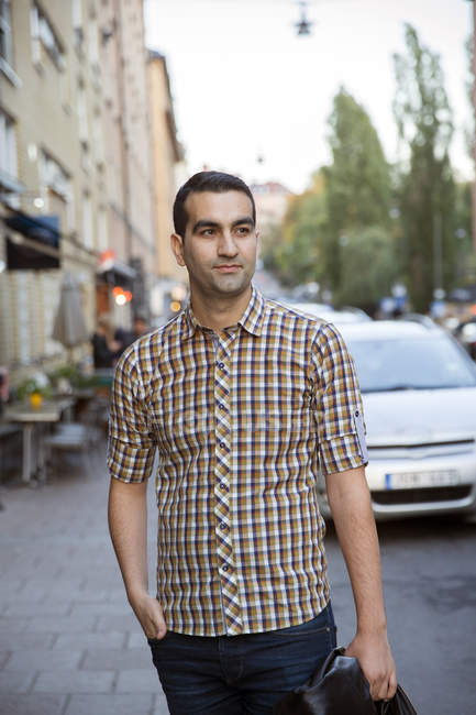 Porträt eines Mannes mit Hand in Tasche, Fokus auf den Vordergrund — Stockfoto