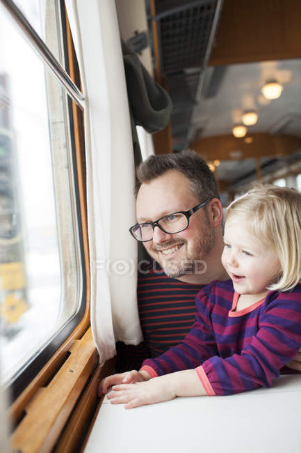 Pai e filha viajando de trem, foco diferencial — Fotografia de Stock