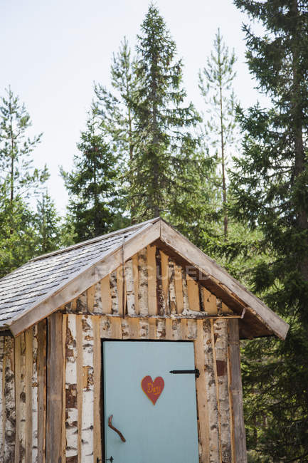 Holzfassade der Kompostierungstoilette im Kiefernwald — Stockfoto
