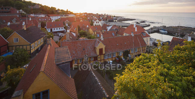 Bornholm casas telhados com mar Báltico no fundo — Fotografia de Stock