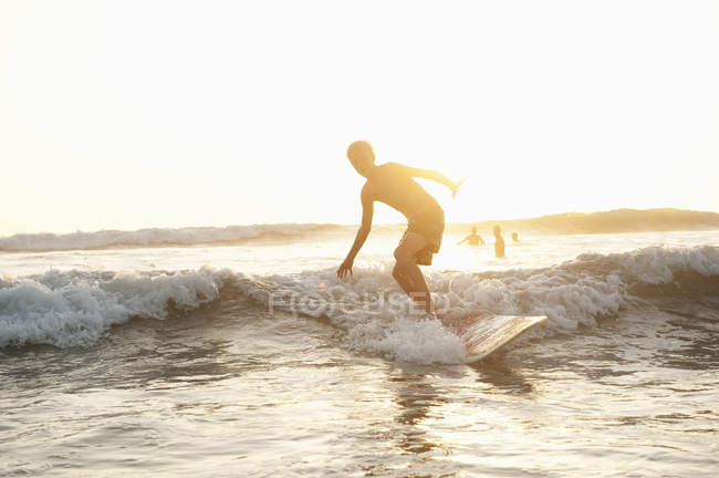 Teenager-Surfer auf der Welle an Costa Rica — Stockfoto