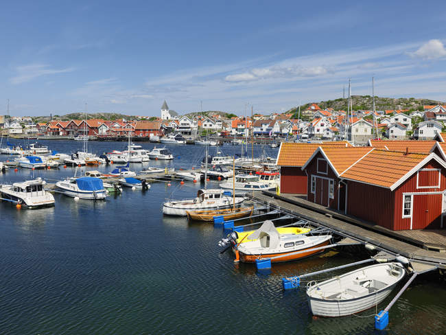 Edifícios costeiros e barcos ancorados em luz solar brilhante — Fotografia de Stock