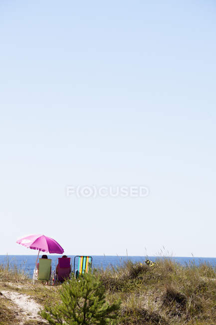 Pessoas relaxando na praia em Gotland, vista traseira — Fotografia de Stock