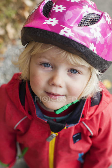 Retrato de menina no capacete de bicicleta olhando para a câmera — Fotografia de Stock