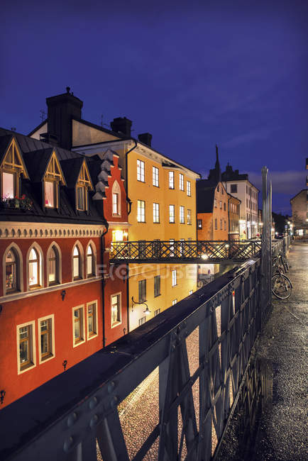 Bâtiments sur la rue de la vieille ville éclairés la nuit, Stockholm — Photo de stock