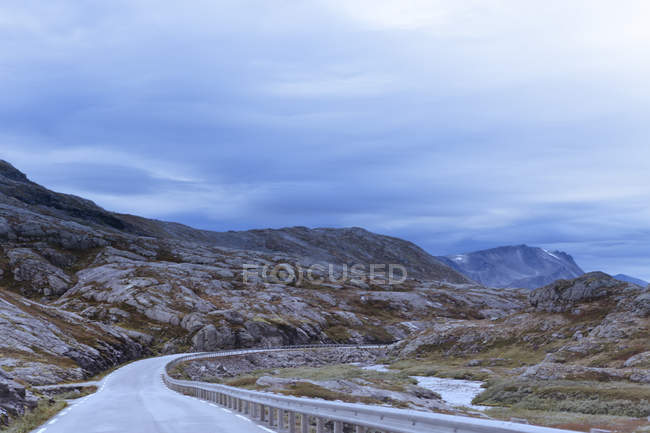 Vista da estrada em paisagem montanhosa em Mais og Romsdal, Noruega — Fotografia de Stock