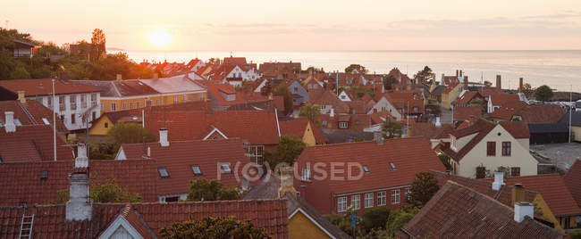 Bornholm casas techos con el mar Báltico en el fondo - foto de stock
