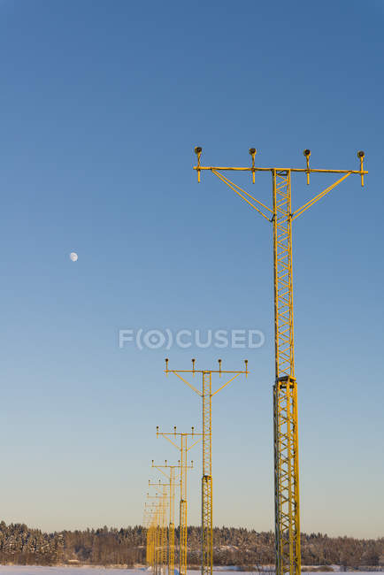 Vista frontale della luna piena e della pista a Skavsta — Foto stock