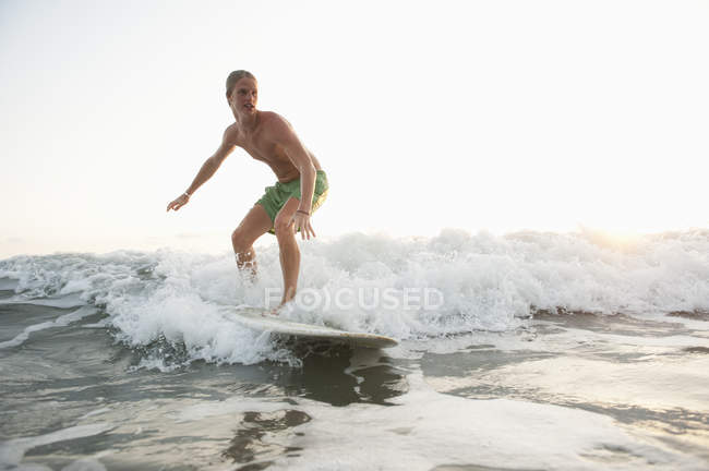 Surfista adolescente en ola en Costa Rica - foto de stock