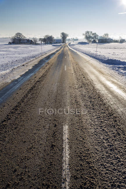 Vista ao longo da estrada rural molhada no inverno — Fotografia de Stock