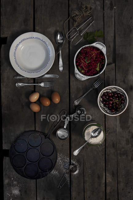 Vista superior de ingredientes e equipamentos de cozinha para panquecas — Fotografia de Stock